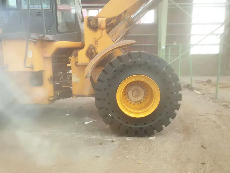 ब्राझीलमधील एका काचेच्या कारखान्यात २३.५-२५ सॉलिड टायर्स वापरतात